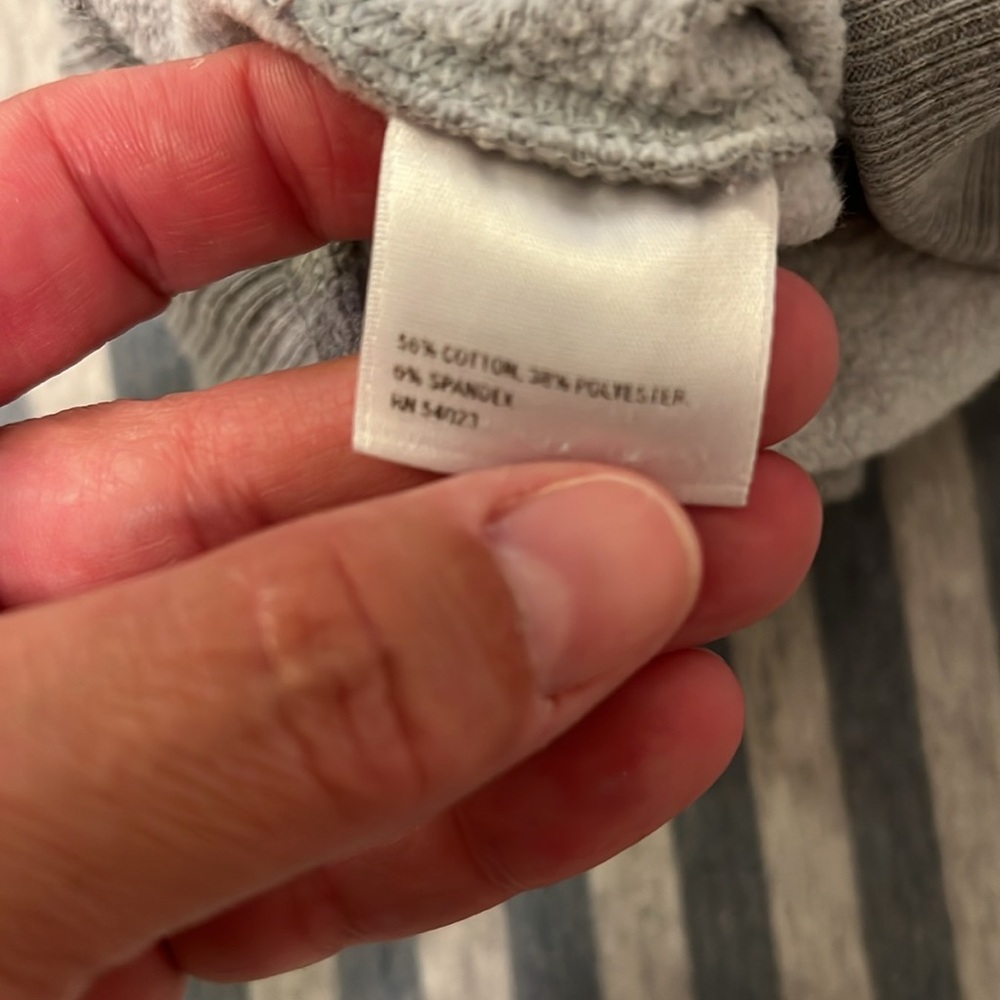 Old Navy Grey Cropped Sweatpants - Picture 4 of 4